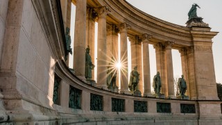 ПЛОЩАДЬ ГЕРОЕВ И ВАРОШЛИГЕТ