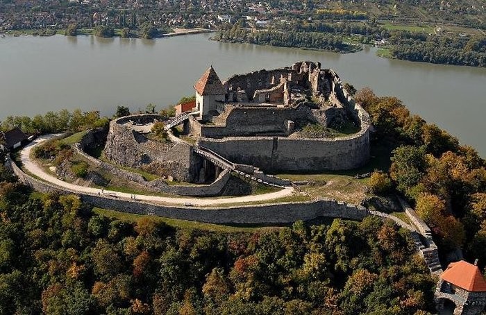 Вышеградская крепость и "город художников"