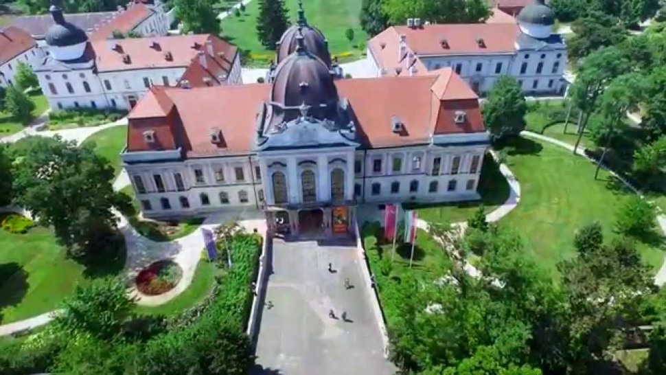 Королевский дворец в Гёдёллё и старинный Вац